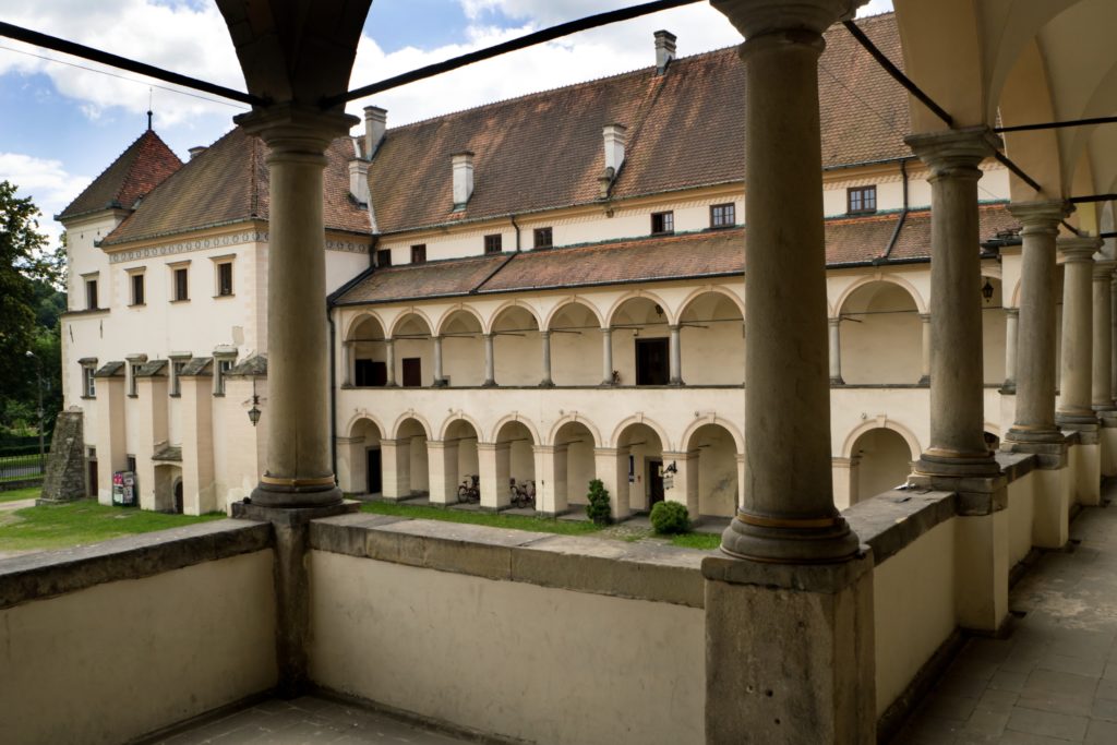 Sucha Beskidzka Zamek Suski to renesansowy zamek czasami nazywany jest Małym Wawelem.