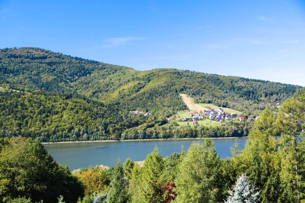 dom z bali w górach