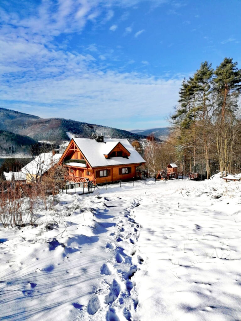 dom z bali w górach